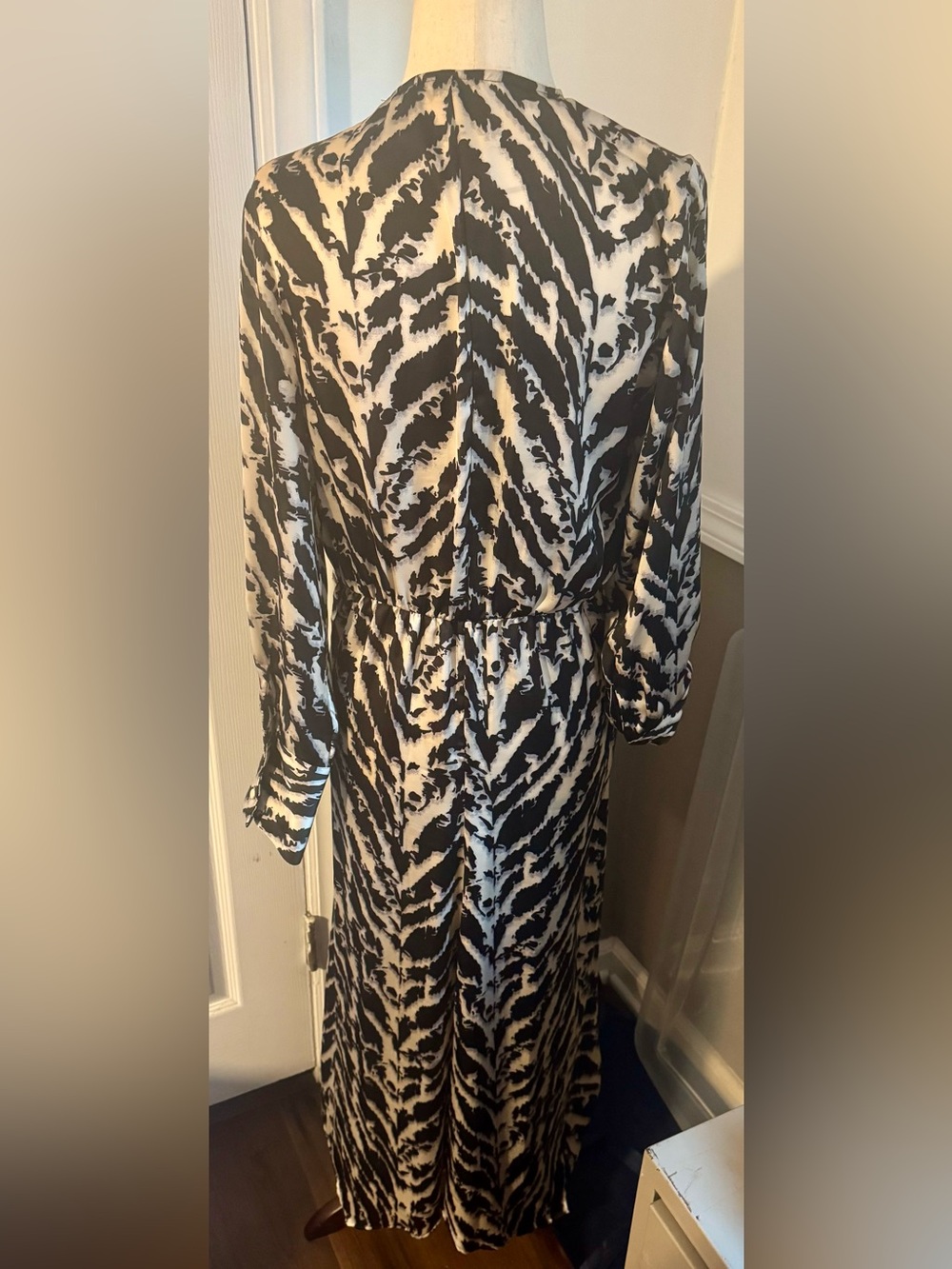 Zara ♥️ Black & White Satin-Effect Animal Print Dress - Picture 5 of 10